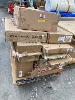 PALLET OF ASSORTED FURNITURE TO INCLUDE DINING CHAIR IN RUSTIC BROWN: LOCATION - A7 (KERBSIDE PALLET DELIVERY)