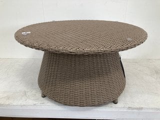 RATTAN ROUND COFFEE TABLE IN LIGHT BROWN: LOCATION - B1