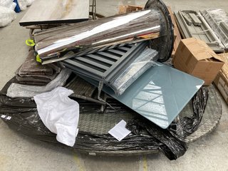 PALLET OF ASSORTED ITEMS TO INCLUDE MODA FURNISHINGS OVAL TABLE TOP WITH GLASS IN GREY: LOCATION - B1 (KERBSIDE PALLET DELIVERY)