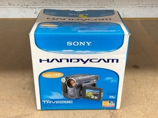 SONY HANDYCAM CCD-TRV228E BOXED WITH ACCESSORIES: LOCATION - BR10