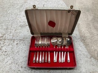 A SET OF VINTAGE DESSERT FORKS AND SPOONS, CASED: LOCATION - BR11