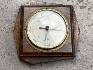 A VINTAGE WALL HUNG BAROMETER: LOCATION - BR11