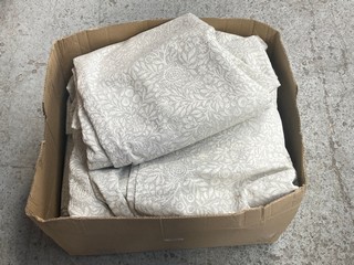 BOX OF JOHN LEWIS AND PARTNERS FLOWER PATTERN CURTAINS IN WHITE AND GREY: LOCATION - AR7