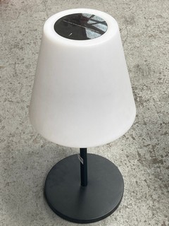 FLOOR LAMP WITH BLACK PLASTIC BASE: LOCATION - AR8