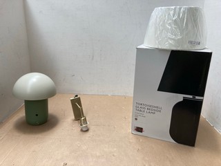 4 X ASSORTED JOHN LEWIS & PARTNERS ITEMS TO INCLUDE TORTOISESHELL GLASS BEDSIDE TABLE WITH LINEN MIX SHADE GLASS IN GOLD: LOCATION - AR14