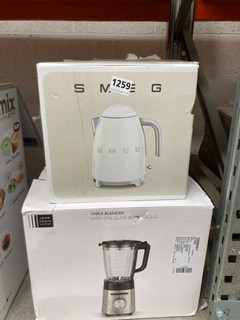 SMEG KETTLE IN CREAM TO INCLUDE JOHN LEWIS & PARTNERS TABLE BLENDER WITH 1.75L GLASS BLENDING JUG: LOCATION - AR15