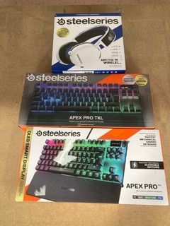 3 X ASSORTED GAMING ITEMS TO INCLUDE STEELSERIES APEX PRO GAMING KEYBOARD IN BLACK: LOCATION - AR18