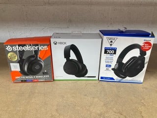 3 X ASSORTED HEADPHONES TO INCLUDE XBOX WIRELESS HEADSET IN BLACK/GREEN: LOCATION - AR18