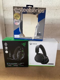 3 X ASSORTED HEADPHONES TO INCLUDE RAZER BLACKSHARK V2 PRO WIRELESS ESPORTS HEADSET IN BLACK/GREEN: LOCATION - AR19