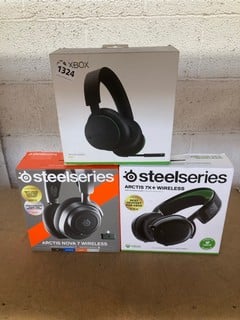 3 X ASSORTED HEADPHONES TO INCLUDE XBOX WIRELESS HEADSET IN BLACK/GREEN: LOCATION - AR19