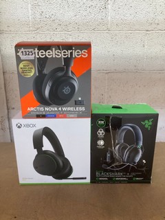 3 X ASSORTED HEADPHONES TO INCLUDE RAZER BLACKSHARK V2 PRO WIRELESS ESPORTS HEADSET IN BLACK/GREEN: LOCATION - AR19