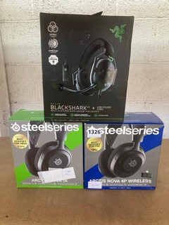 3 X ASSORTED HEADPHONES TO INCLUDE RAZER BLACKSHARK V2 PRO WIRELESS ESPORTS HEADSET IN BLACK/GREEN: LOCATION - AR19