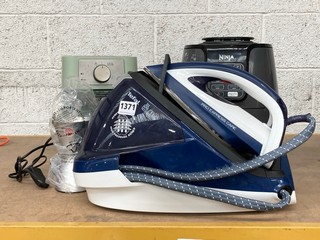 4 X ASSORTED ITEMS TO INCLUDE TEFAL PRO EXPRESS STEAM IRON IN BLUE/WHITE: LOCATION - BR3