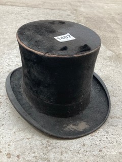 A VINTAGE TOP HAT: LOCATION - BR11