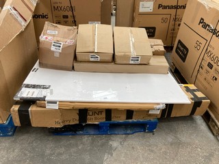 PALLET OF ASSORTED ITEMS TO INCLUDE HEAVY DUTY BOARD LIFTER: LOCATION - A7