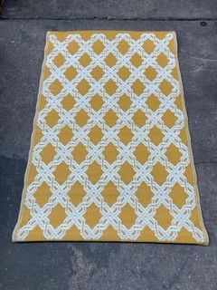 BOX OF 18 SMALL OUTDOOR RUGS IN VARIOUS COLOURS: LOCATION - A7