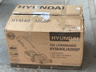 HYUNDAI SELF PROPELLED CORDLESS ELECTRIC LAWN MOWER: MODEL NO. HYM40LI420SP - RRP £349: LOCATION - A1