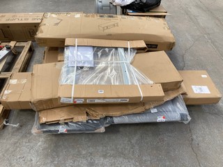 PALLET OF ASSORTED FURNITURE ITEMS TO INCLUDE ARLINGTON 2 DOOR TV UNIT IN GREY/OAK: LOCATION - B6