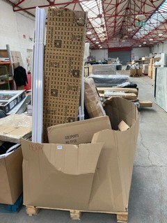 PALLET OF ASSORTED ITEMS TO INCLUDE KARCHER SMALL SUCTION NOZZLE FOR WINDOWS IN BLACK: LOCATION - B6 (KERBSIDE PALLET DELIVERY)