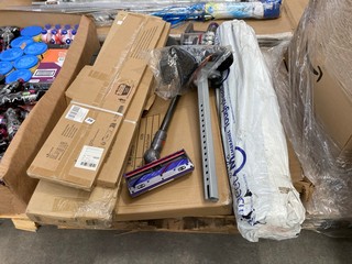 PALLET OF ASSORTED HOMEWARE TO INCLUDE DYSON CORDLESS STICK VACUUM: LOCATION - B8