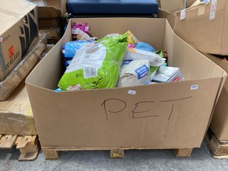 PALLET OF ASSORTED PET ITEMS TO INCLUDE 20L BAG OF BACK 2 NATURE SMALL ANIMAL BEDDING & LITTER: LOCATION - B8 (KERBSIDE PALLET DELIVERY)