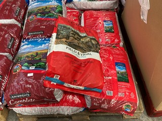 PALLET OF 15KG BAGS OF ARKWRIGHTS COMPLETE WITH BEEF WORKING DOG FOOD (BBE: 07/25) TO INCLUDE 1 X 15KG BAG OF SKINNERS FIELD & TRIAL MUESLI MIX WORKING DOG FOOD (BBE: 24/12/24): LOCATION - B8 (KERBSI