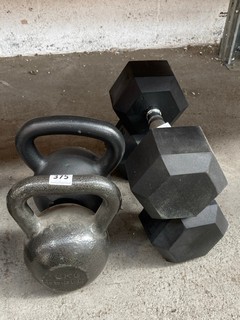 2 X 20KG DUMBBELLS TO INCLUDE 20KG KETTLEBELL & 16KG KETTLEBELL: LOCATION - BR18