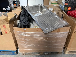 PALLET OF ASSORTED ITEMS TO INCLUDE SINGLE KITCHEN BOWL SINK WITH DRAINER COMPLETE WITH WASTE & OVERFLOW: LOCATION - A5 (KERBSIDE PALLET DELIVERY)