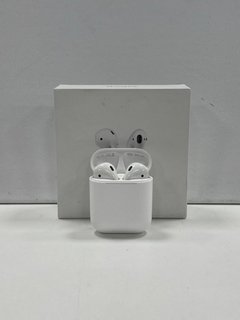 APPLE AIRPODS (2ND GENERATION) WIRELESS EARPHONES (ORIGINAL RRP - £99) IN WHITE: MODEL NO A2032 (WITH BOX & CHARGING CABLE) [JPTM122597]