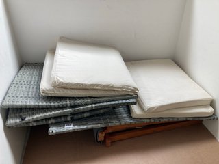 QTY OF ASSORTED GARDEN FURNITURE ITEMS TO INCLUDE 2 X FOLDABLE SEAT CUSHION IN BEIGE: LOCATION - A13