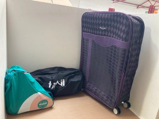 3 X ASSORTED ITEMS TO INCLUDE LARGE SOFT SHELL WHEELED LUGGAGE BAG IN PURPLE: LOCATION - A15