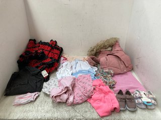 QTY OF ASSORTED CHILDRENS CLOTHING TO INCLUDE PRIMARK FLORAL PATTERNED BUCKLED SANDALS IN WHITE MULTI SIZE: 4: LOCATION - A16