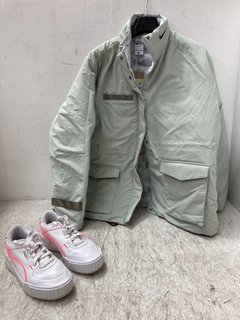 PUMA LOGO PRINT LACE UP TRAINERS IN WHITE SIZE: 5.5 TO INCLUDE NIKE LOGO PRINT PADDED ZIP UP COAT IN GREEN SIZE: 10: LOCATION - A17