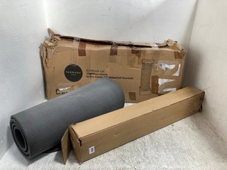 3 X ASSORTED ITEMS TO INCLUDE ROLLED UP FOAM MAT IN DARK GREY: LOCATION - B18