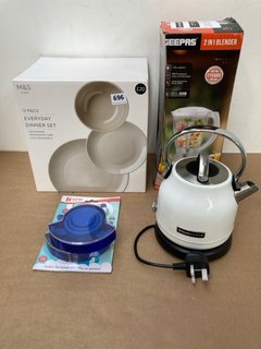 4 X ASSORTED ITEMS TO INCLUDE GEEPAS 2 IN 1 BLENDER , KITCHEN AID SMALL KETTLE IN WHITE: LOCATION - C9