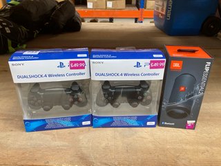 2 X SONY PLAYSTATION 4 DUALSHOCK 4 WIRELESS CONTROLLERS TO INCLUDE JBL FLIP ESSENTIAL 2 BLUETOOTH SPEAKER RRP - £189.97: LOCATION - C12