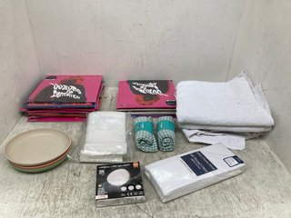 QTY OF ASSORTED ITEMS TO INCLUDE 3 X BATH TOWELS IN WHITE: LOCATION - C16