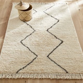 AM.PM NYBORG BERBER-STYLE FRINGED WOOL RUG. SIZE: 200X290CM. RRP - £750: LOCATION - B4