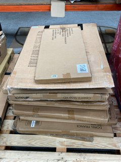 PALLET OF ASSORTED SAFETY GATES TO INCLUDE DREAMBABY NEWPORT ADAPTA GATE: LOCATION - D7 (KERBSIDE PALLET DELIVERY)