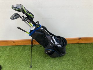 MACGREGOR GOLF BAG IN BLUE WHITE & BLACK TO INCLUDE QTY OF ASSORTED GOLF CLUBS: LOCATION - C1