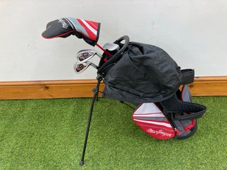 MACGREGOR JUNIOR GOLF BAG IN RED WHITE & GREY TO INCLUDE QTY OF ASSORTED GOLF CLUBS: LOCATION - C1