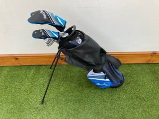 MACGREGOR JUNIOR GOLF BAG IN BLUE WHITE & GREY TO INCLUDE QTY OF ASSORTED GOLF CLUBS: LOCATION - C1