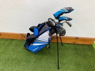 MACGREGOR JUNIOR GOLF BAG IN BLUE WHITE & GREY TO INCLUDE QTY OF ASSORTED GOLF CLUBS: LOCATION - C1