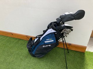 RIFE GOLF BAG IN BLUE & BLACK TO INCLUDE QTY OF ASSORTED GOLF CLUBS: LOCATION - C1