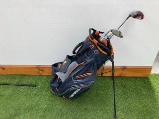 BENROSS GOLF BAG IN BLUE & ORANGE TO INCLUDE QTY OF ASSORTED GOLF CLUBS: LOCATION - C1