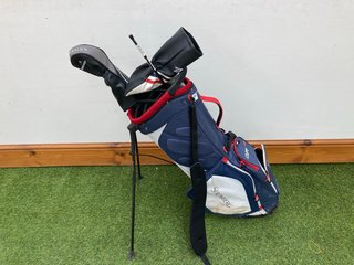 STROMBERG GOLF BAG IN BLUE GREY & RED TO INCLUDE 2 X ASSORTED GOLF CLUBS: LOCATION - C1