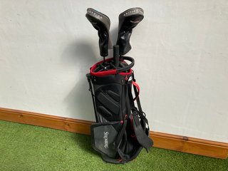 STROMBERG GOLF BAG IN RED & BLACK TO INCLUDE GOLF UMBRELLA & 2 X ASSORTED GOLF CLUBS: LOCATION - C2