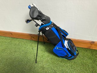 BENROSS GOLF BAG IN BLUE WHITE & BLACK TO INCLUDE QTY OF ASSORTED GOLF CLUBS: LOCATION - C2