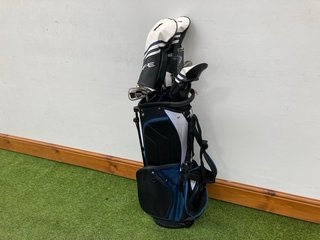 RIFE GOLF BAG IN BLUE & BLACK TO INCLUDE QTY OF ASSORTED GOLF CLUBS: LOCATION - C2