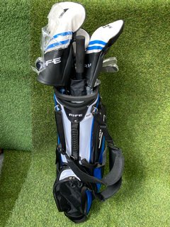 RIFE GOLF BAG IN BLUE WHITE & BLACK TO INCLUDE QTY OF ASSORTED GOLF CLUBS: LOCATION - C4